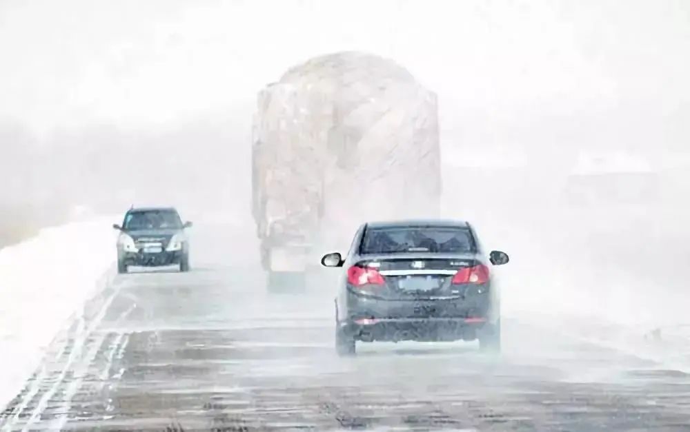 出行提示_雪地行車安全技巧_降雪天氣開車注意事項