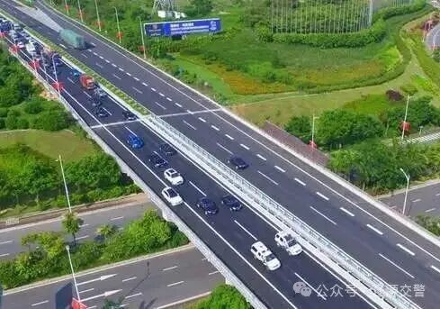 霧天行車安全常識(shí)_出行提示_低能見度駕駛技巧