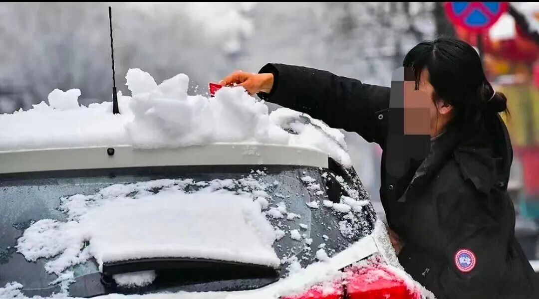 駕車出行清理車輛積雪檢查車燈剎車輪胎_駕駛過程中控制車速保持車距使用燈光謹慎轉彎_出行提示