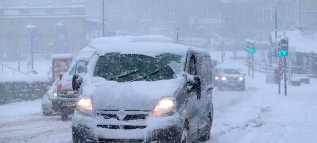 駕車出行清理車輛積雪檢查車燈剎車輪胎_駕駛過程中控制車速保持車距使用燈光謹慎轉彎_出行提示