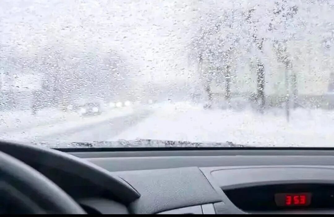 駕車出行清理車輛積雪檢查車燈剎車輪胎_出行提示_駕駛過程中控制車速保持車距使用燈光謹慎轉彎