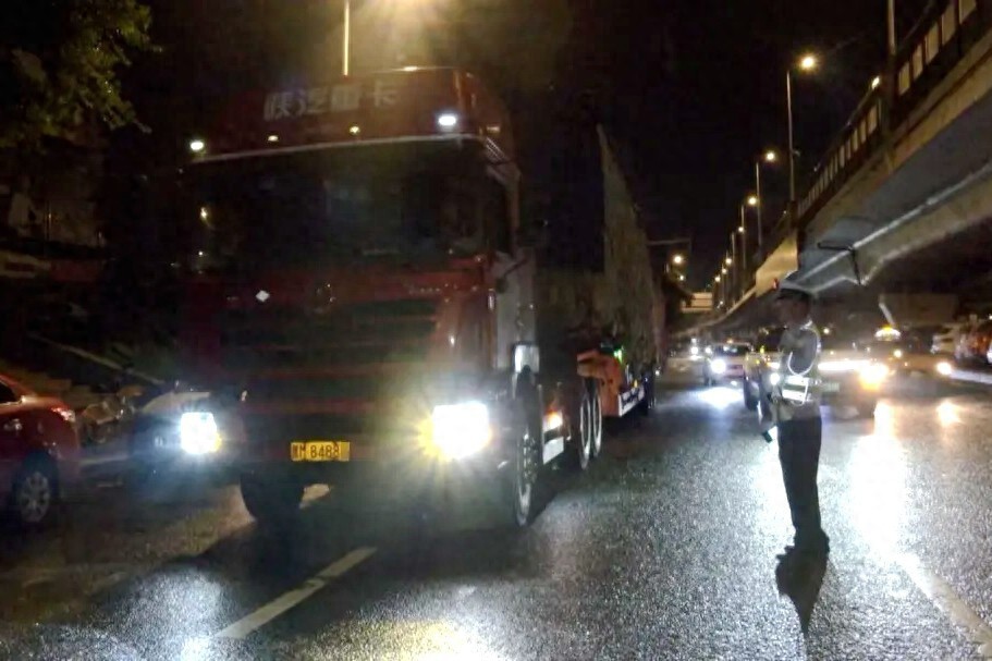 禁行_貨運車輛超載整治行動_哈爾濱市公安局交管部門夏季道路交通安全整治