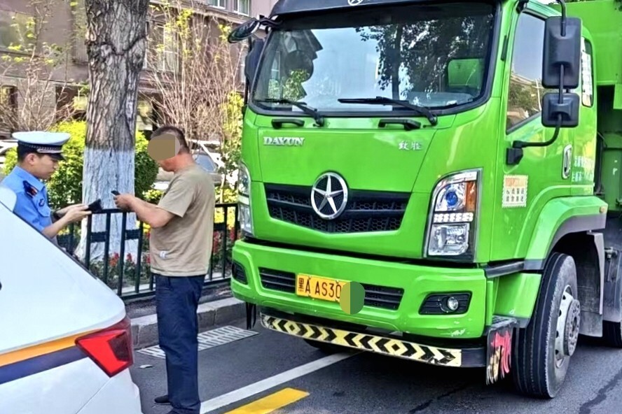禁行_哈爾濱市公安局交管部門夏季道路交通安全整治_貨運車輛超載整治行動