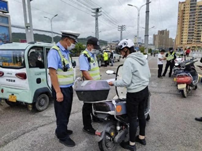 黃色臨時(shí)標(biāo)識牌禁行_禁行_電動(dòng)車號牌新規(guī)