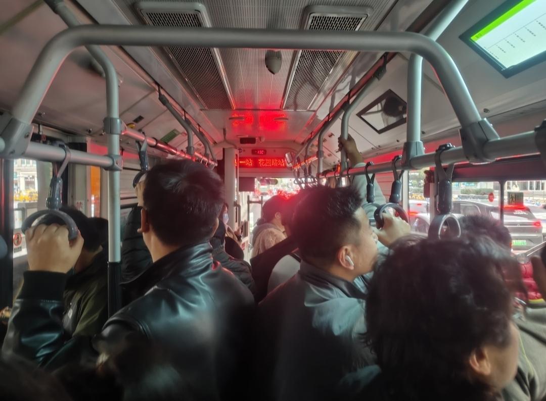 鄭州市限行政策恢復_限行_鄭州公共交通早高峰客流量增長