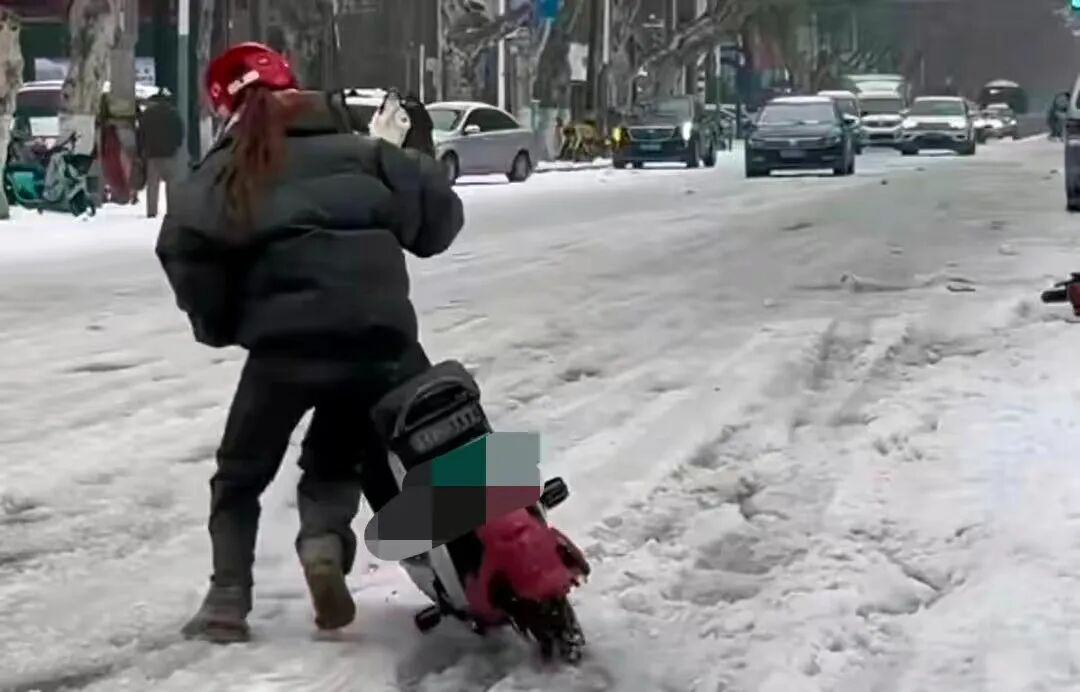 駕車(chē)出行清理車(chē)輛積雪檢查車(chē)燈剎車(chē)輪胎_駕駛過(guò)程中控制車(chē)速保持車(chē)距使用燈光謹(jǐn)慎轉(zhuǎn)彎避免超車(chē)_出行提示