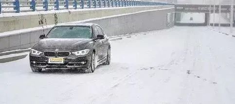雪天路面行車指南_河南高速雪天交通管制_出行提示