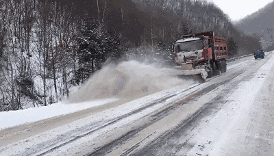 降雪天氣安全出行_出行提示_雪天開車注意事項