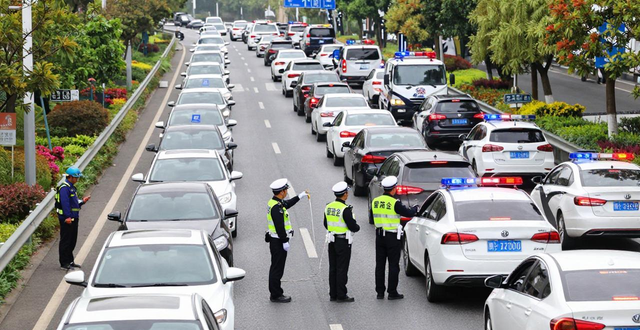 假日期間重點交通違法行為查處力度加大_嚴厲查處占用應(yīng)急車道行駛交通違法行為_出行提示