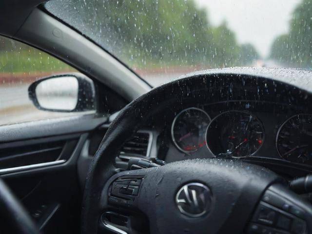 城市道路與雨天駕駛技巧：跟車變道有講究，輪胎雨刮要注意
